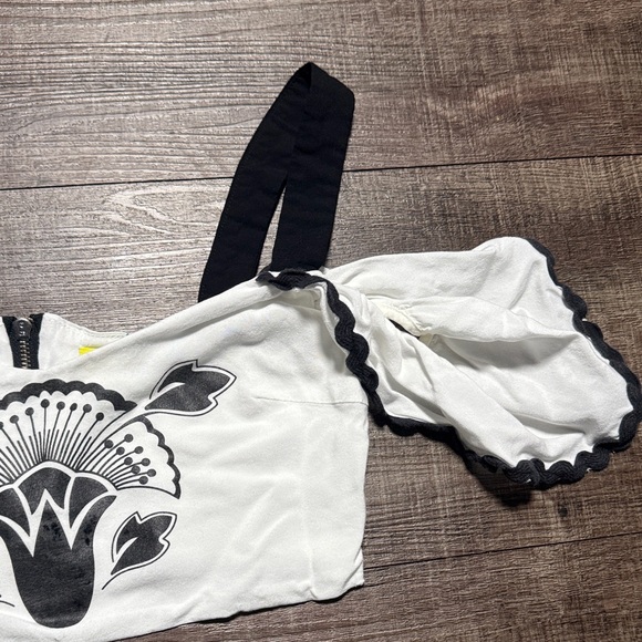 FARM Rio Black and White Off-Shoulder Top - Picture 3 of 9